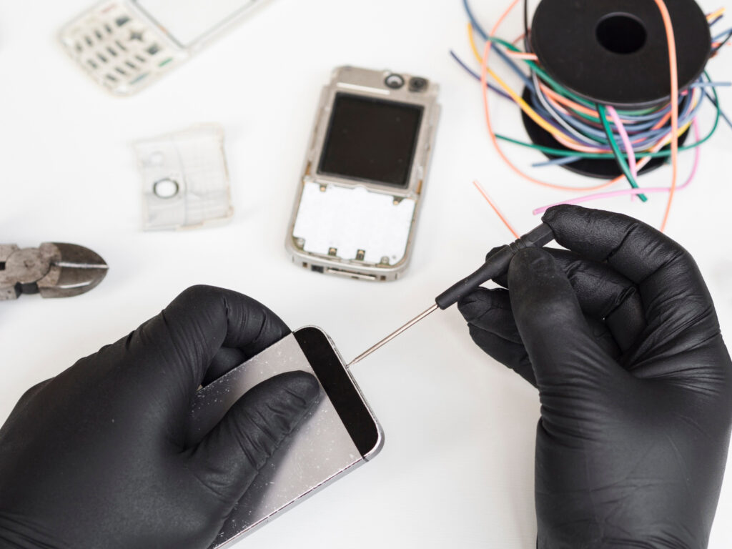 How to Choose the Right iPhone Screen Repair Service Near You